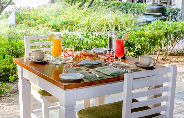 Romantic Seaside Dining